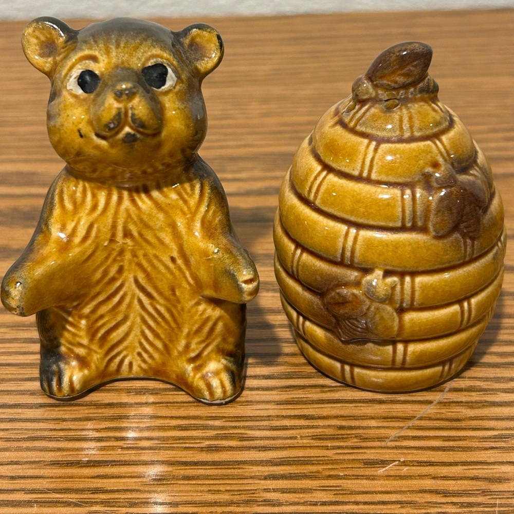 Charming Bear and Beehive Salt & Pepper Shaker’s - Picture 3 of 7